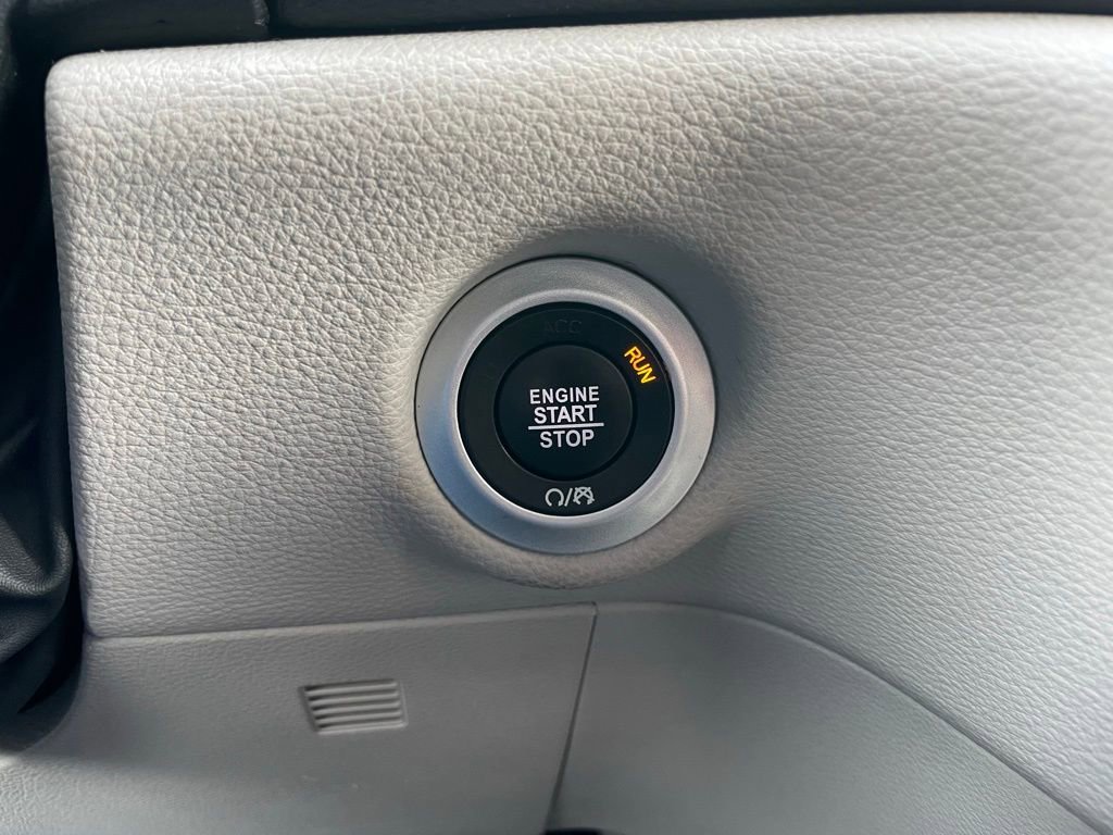 Used 2024 Chrysler Pacifica Select image 49