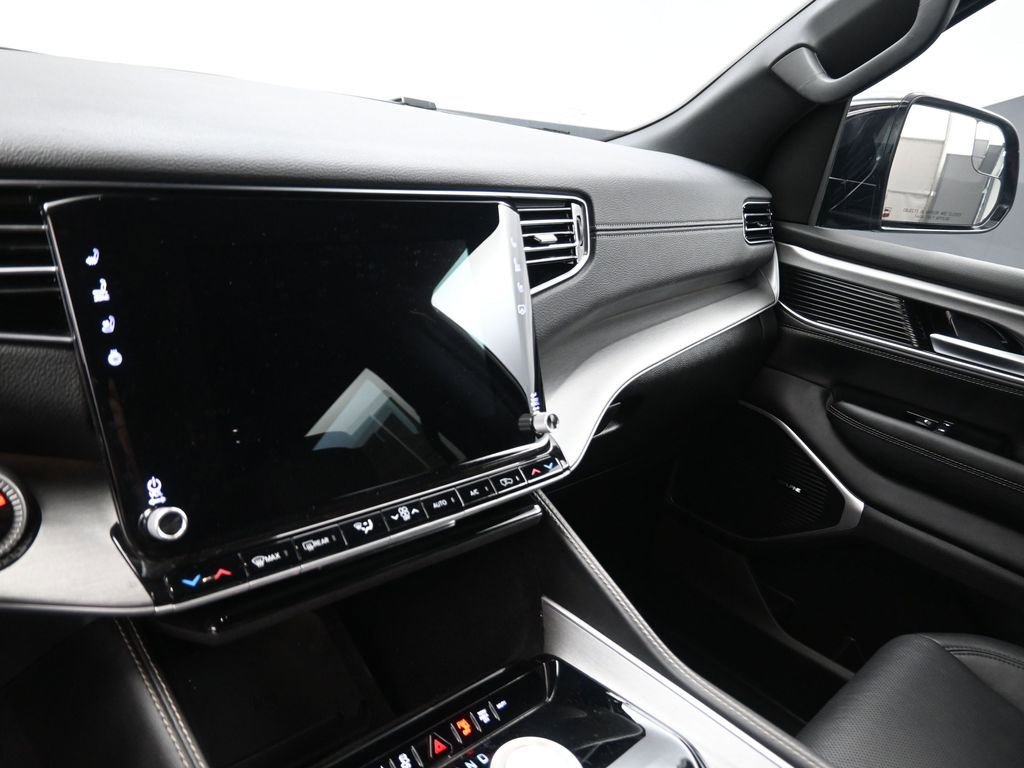 Used 2025 Jeep Wagoneer L Series II w/ 8-pass Seating Package image 10