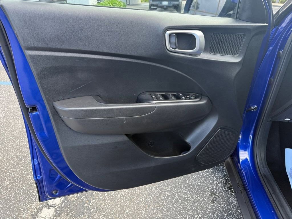 Used 2022 Hyundai Venue SEL image 11