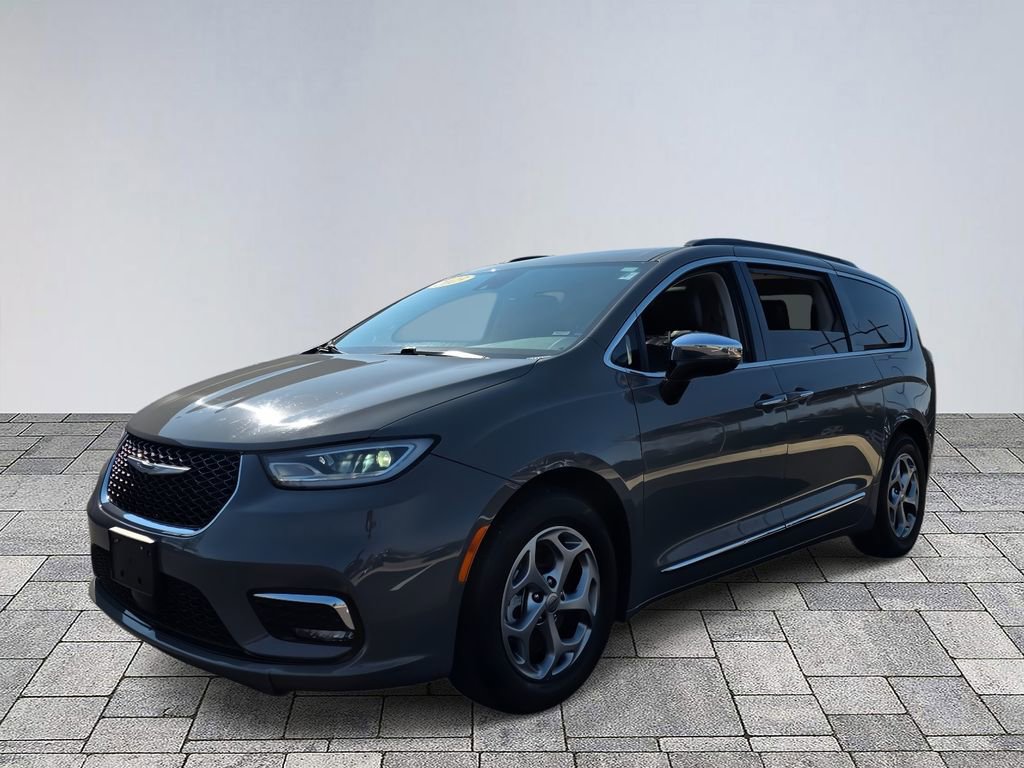 Used 2023 Chrysler Pacifica Limited image 3