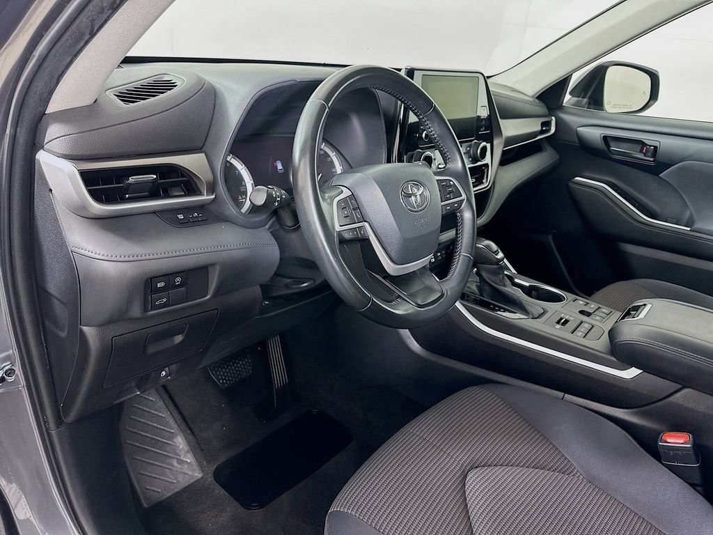 Used 2023 Toyota Highlander LE image 9