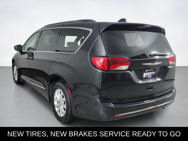 Used 2017 Chrysler Pacifica Touring-L FWD image 5