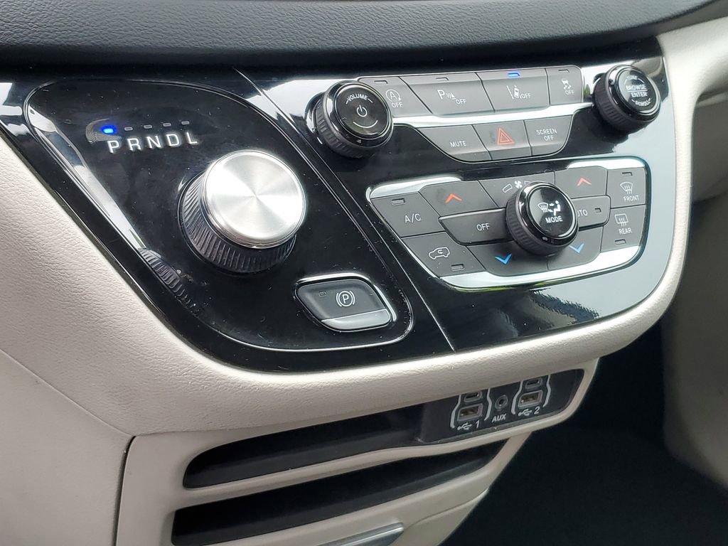 Used 2023 Chrysler Pacifica Touring-L image 21