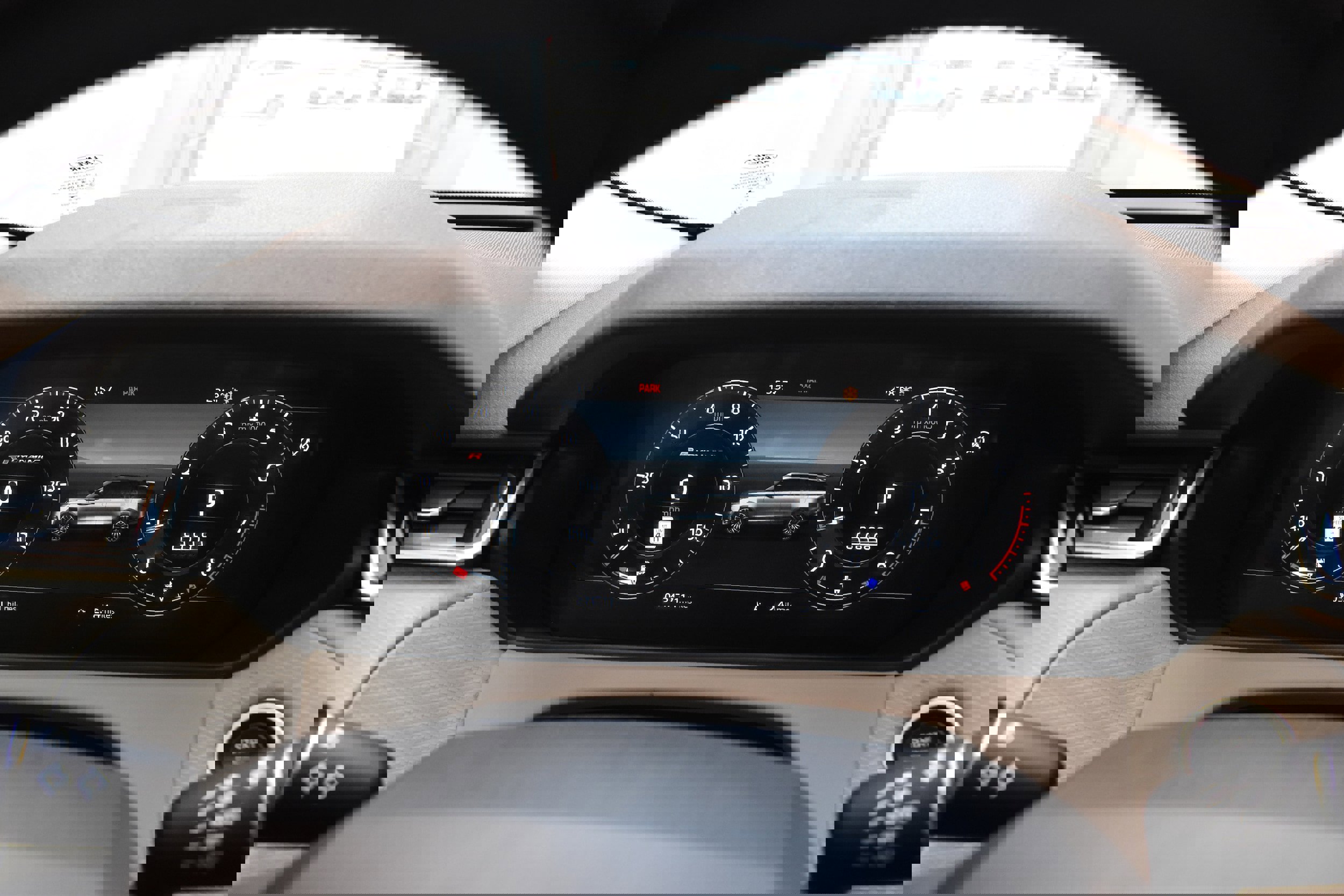 Used 2019 Land Rover Range Rover Velar R-Dynamic SE AWD/4WD image 32