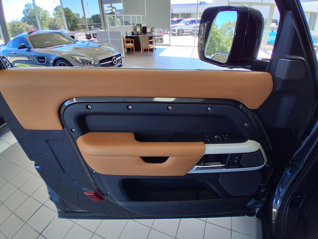 Used 2023 Land Rover Defender 90 X-Dynamic SE image 14