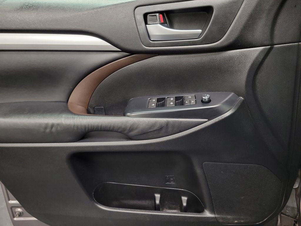 Used 2015 Toyota Highlander XLE image 23