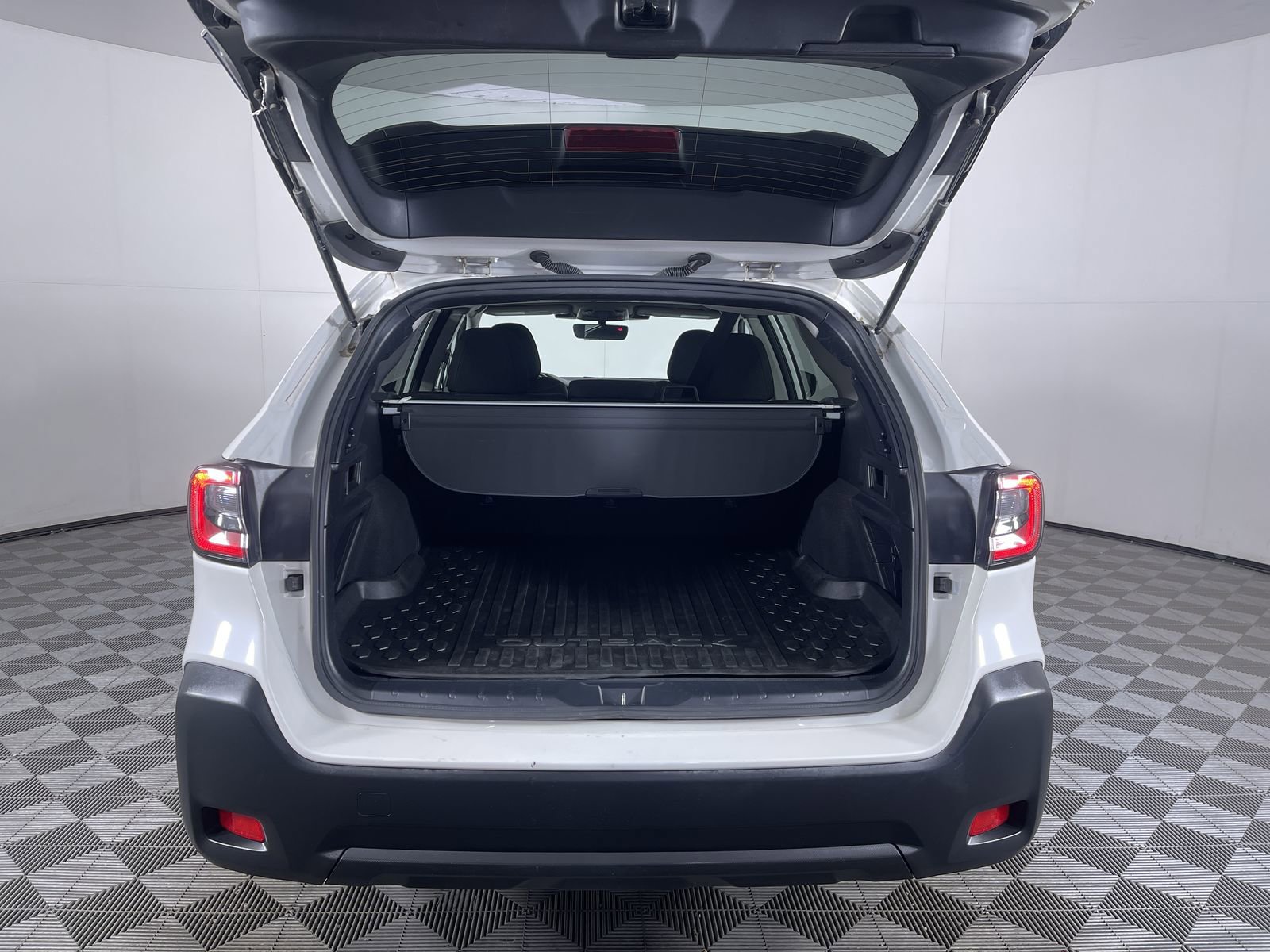 Used 2023 Subaru Outback Premium image 24