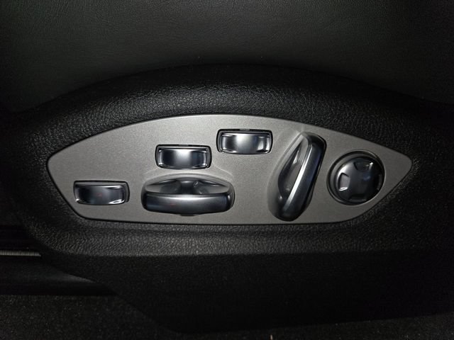 Used 2025 Porsche Macan AWD/4WD image 12