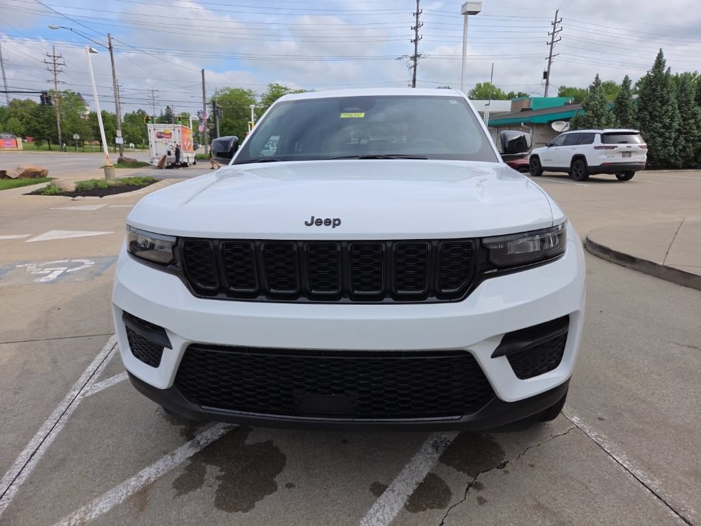 Used 2024 Jeep Grand Cherokee Altitude AWD/4WD image 4