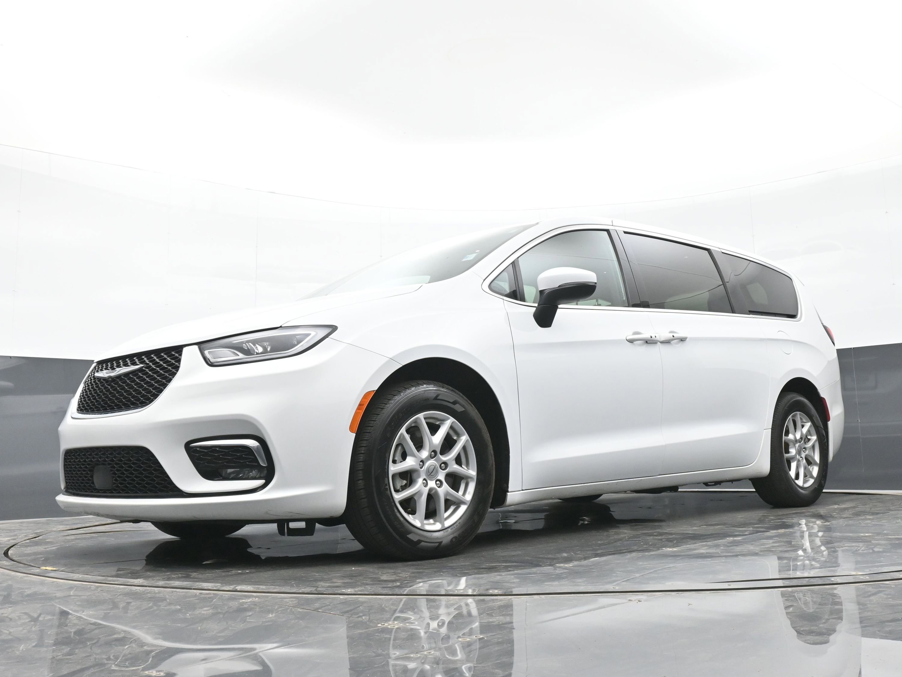 Used 2023 Chrysler Pacifica Touring FWD image 40