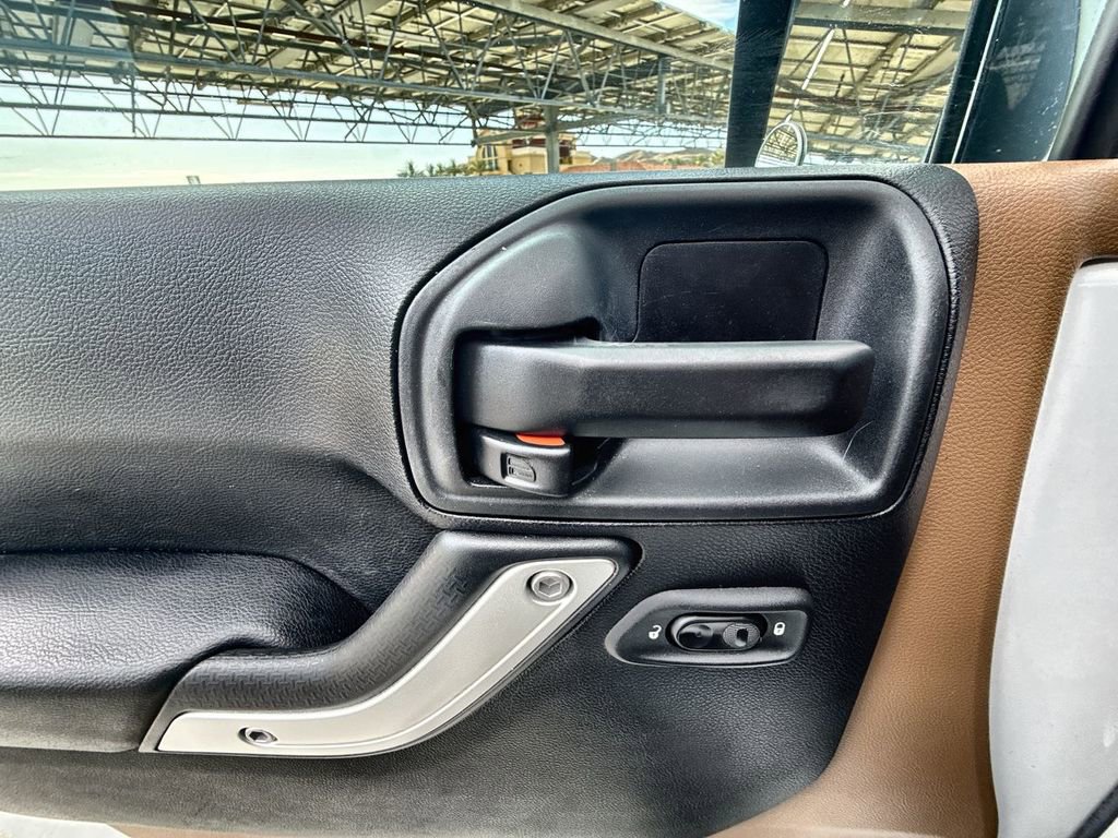 Used 2016 Jeep Wrangler Unlimited Rubicon w/ Connectivity Group image 12