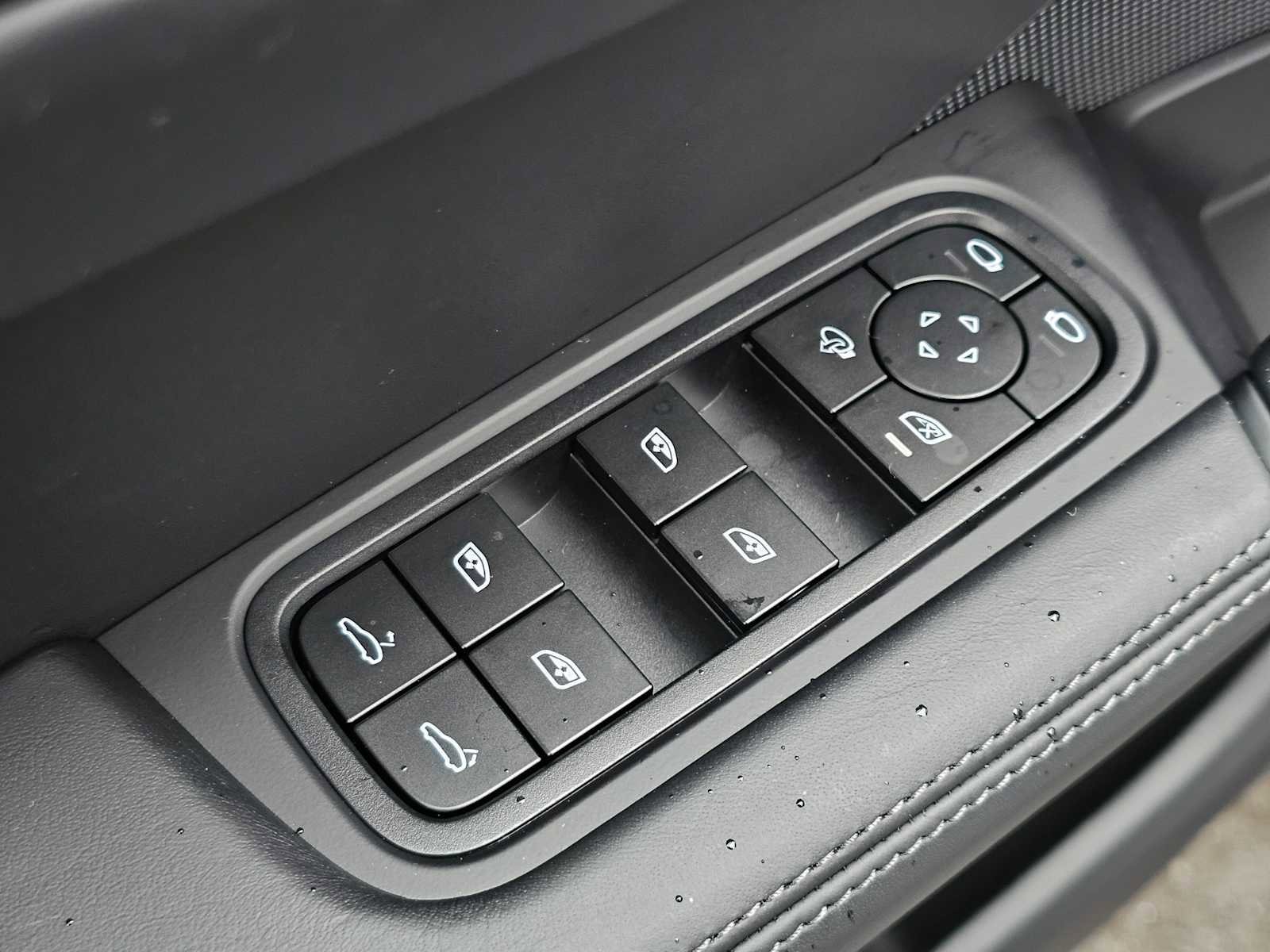 Used 2025 Porsche Cayenne GTS AWD/4WD image 23