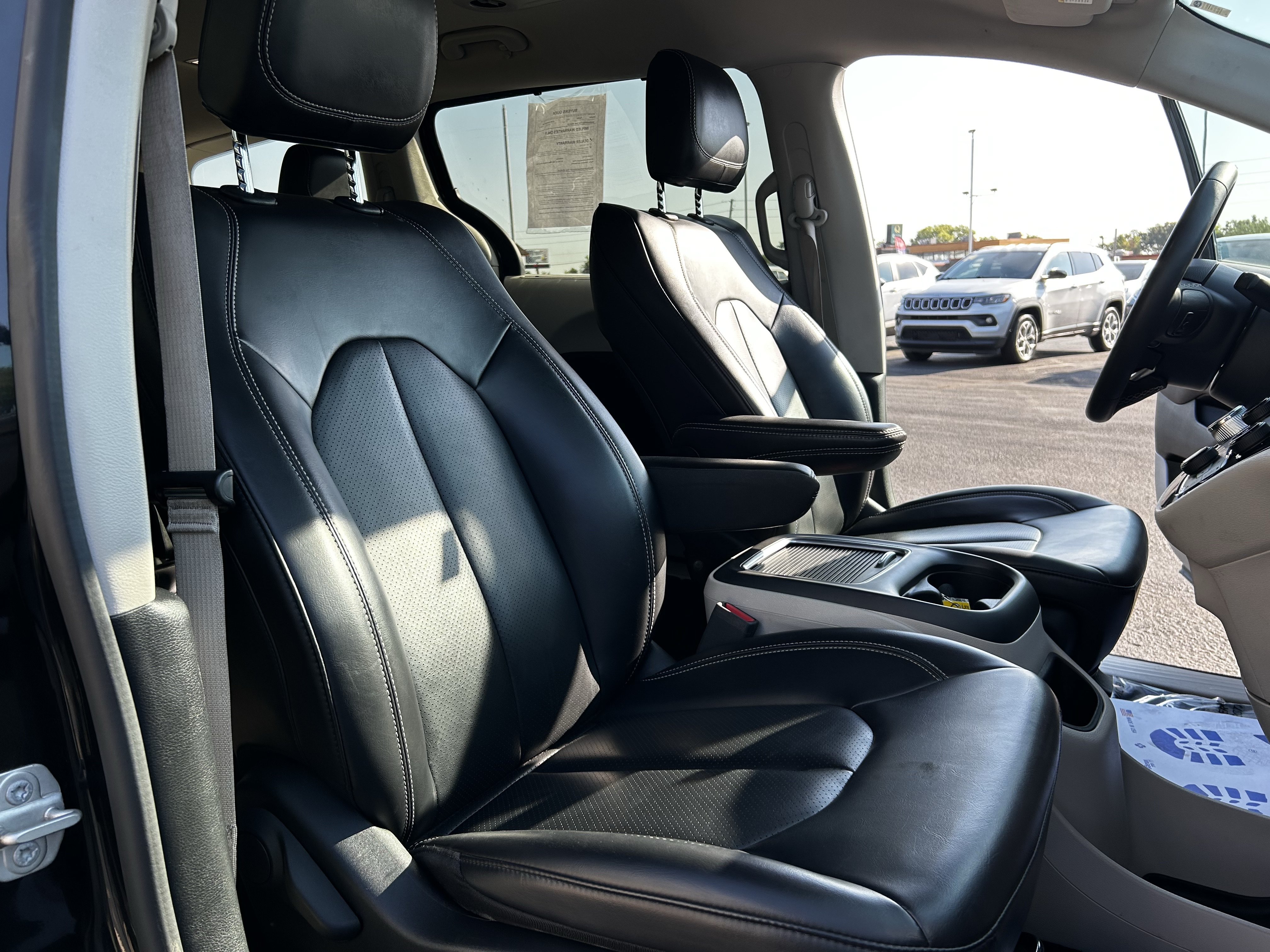 Used 2023 Chrysler Pacifica Touring-L FWD image 14