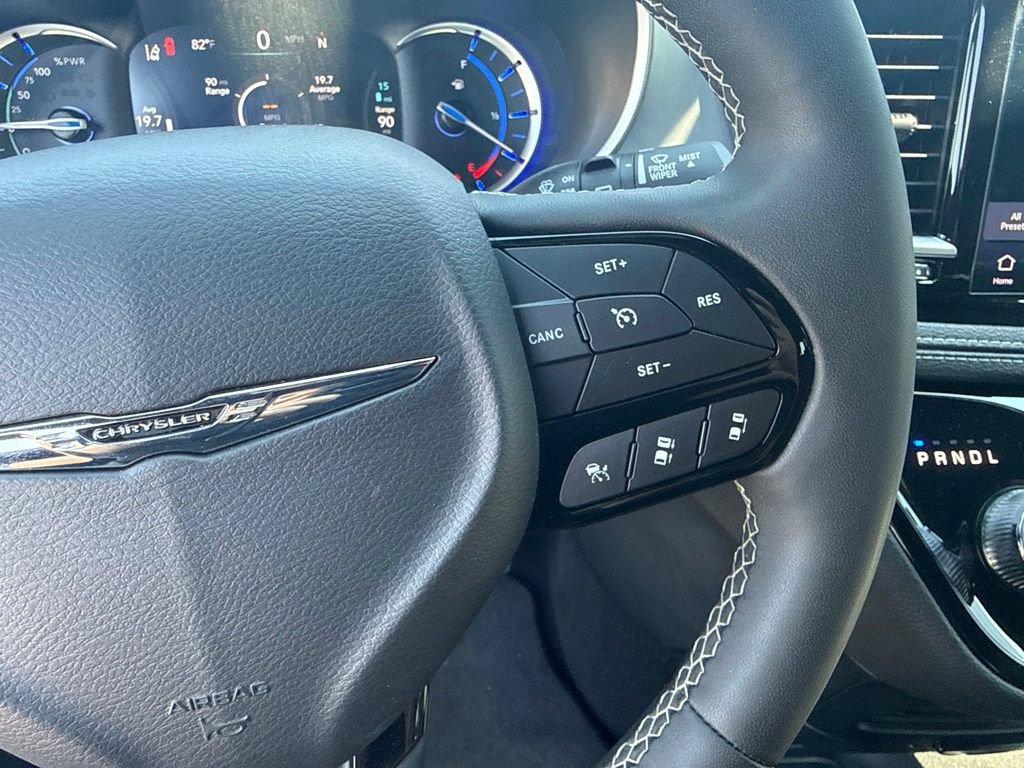 Used 2024 Chrysler Pacifica Limited FWD image 23