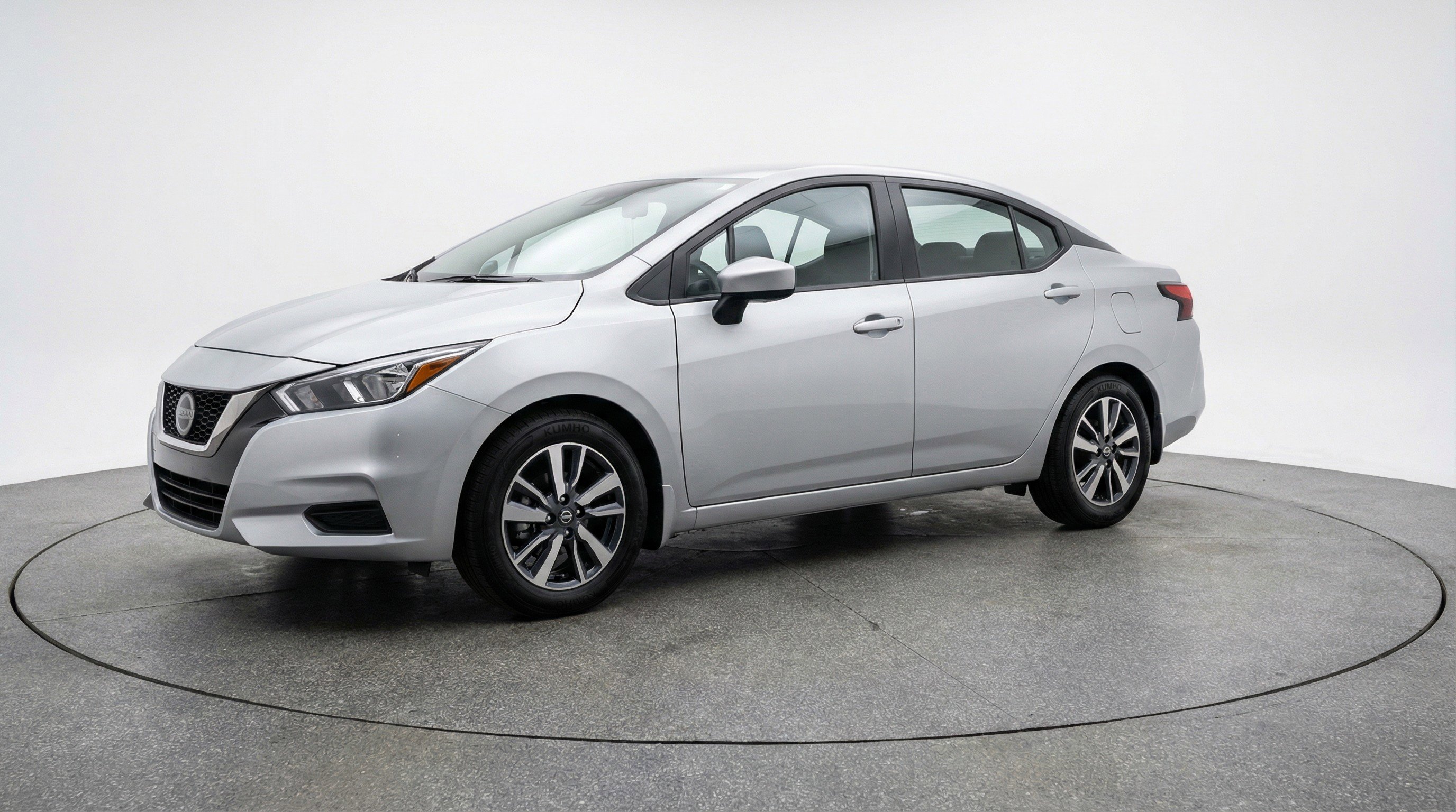 Used 2025 Nissan Versa SV image 3