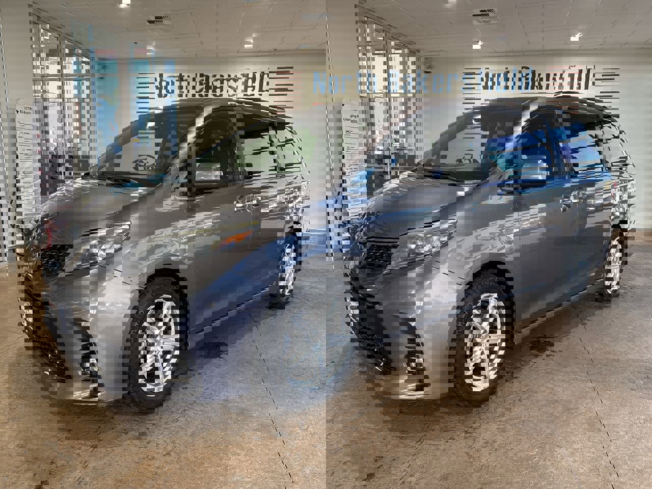 Used 2018 Toyota Sienna SE image 1