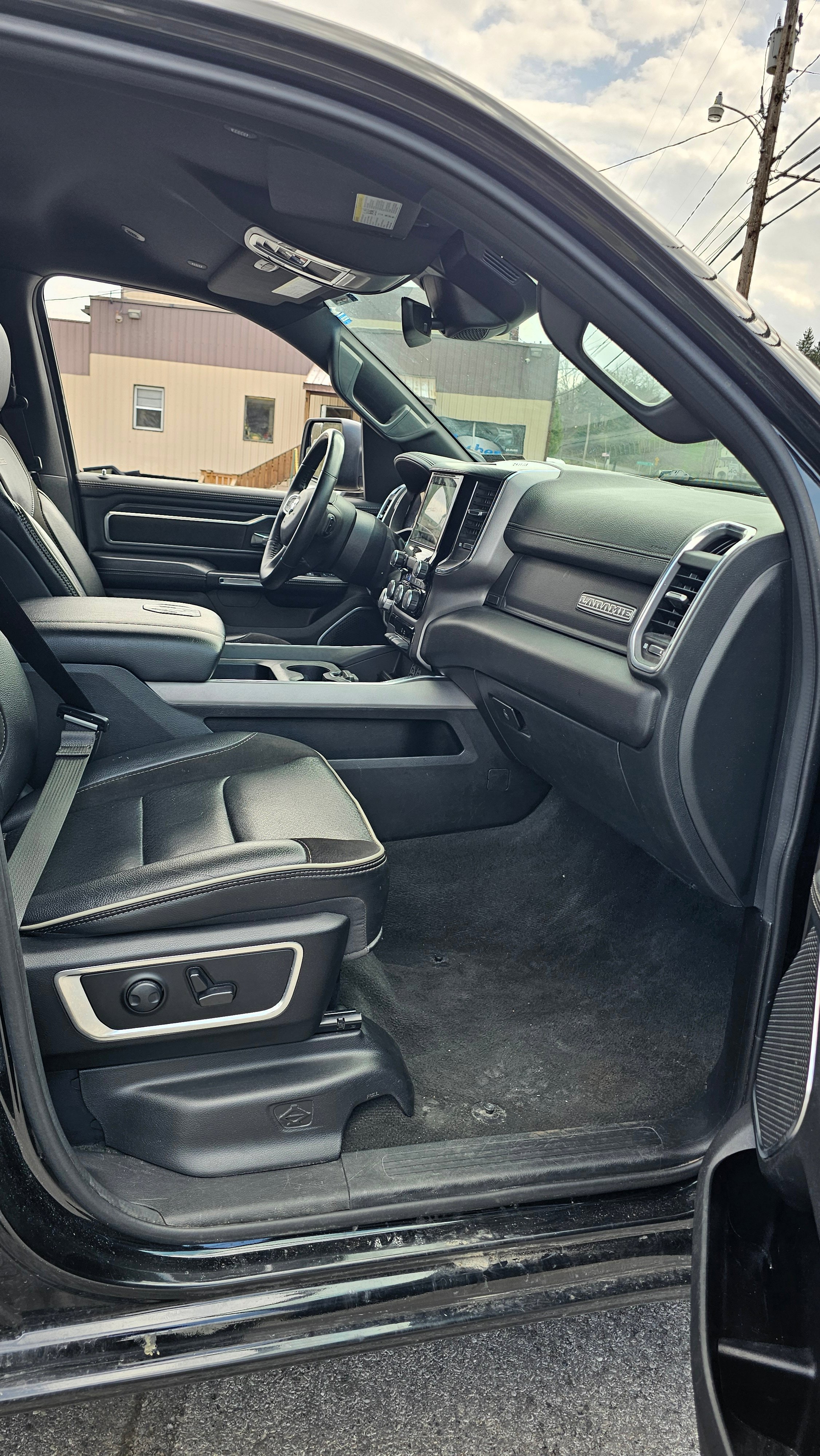 Used 2024 RAM 1500 Laramie AWD/4WD image 7
