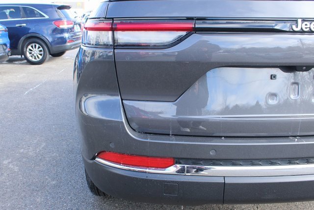 Used 2024 Jeep Grand Cherokee Laredo image 43