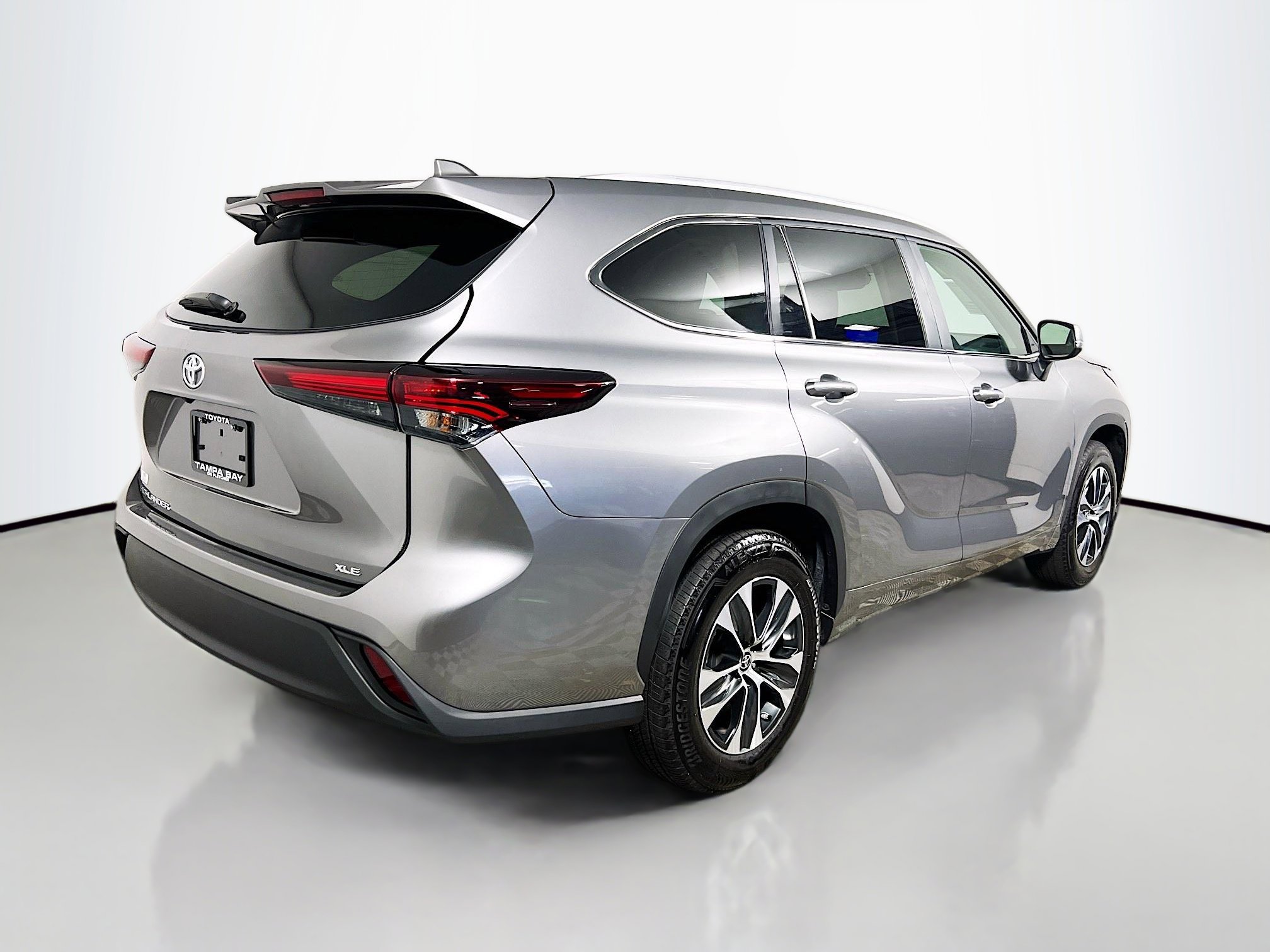 Used 2025 Toyota Highlander XLE image 4