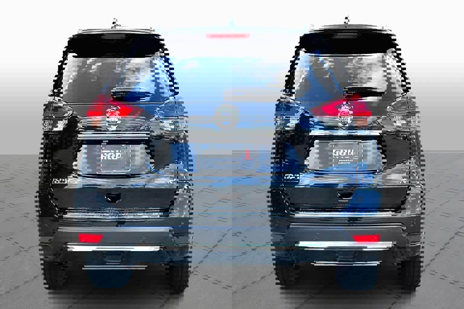 Used 2019 Nissan Rogue SV w/ Sun & Sound Touring Package image 4