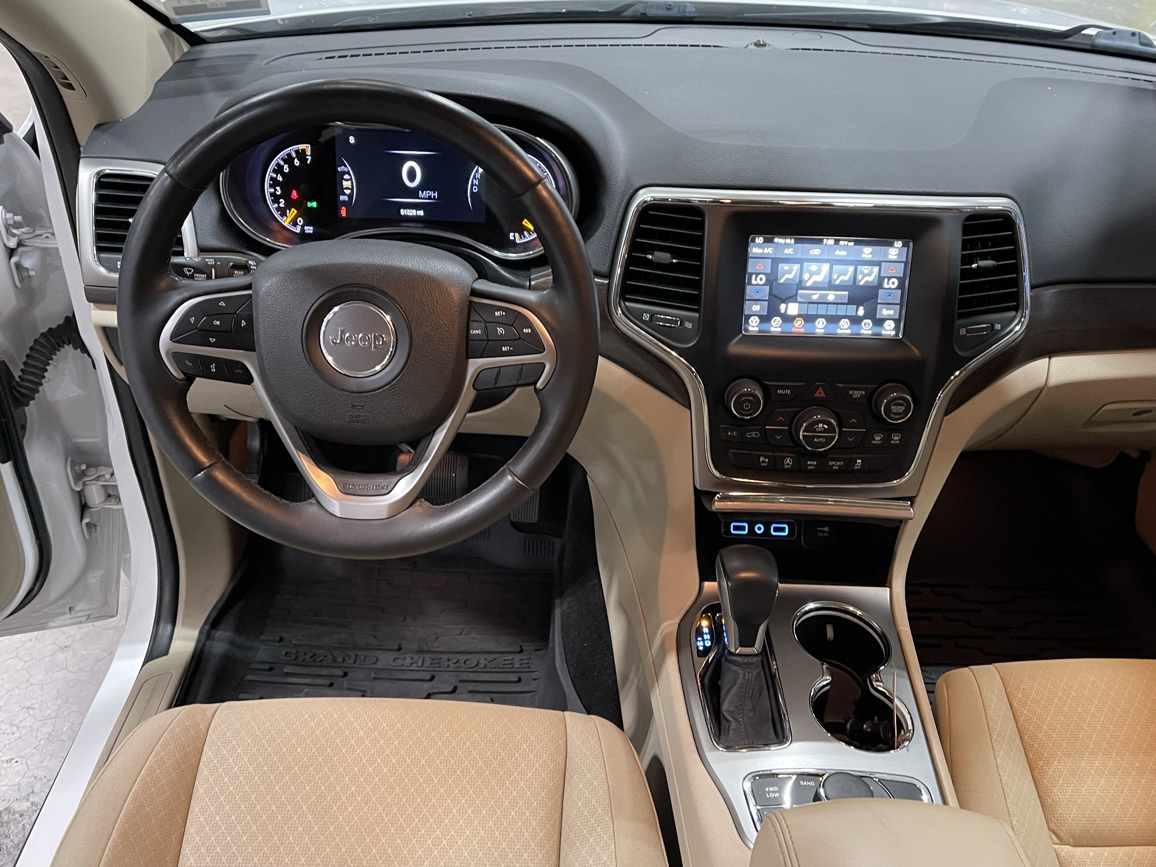 Used 2018 Jeep Grand Cherokee Laredo AWD/4WD image 12