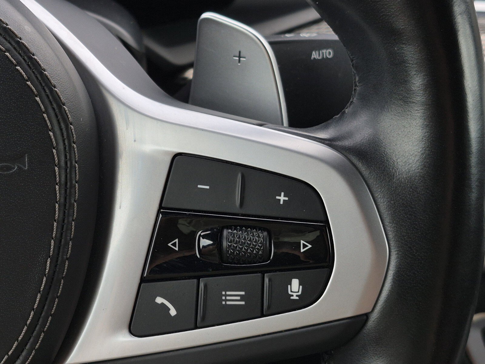 Used 2022 BMW X6 xDrive40i w/ M Sport Package image 25