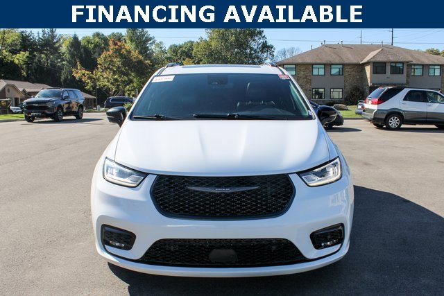 Used 2023 Chrysler Pacifica Limited w/ S Appearance Package image 3