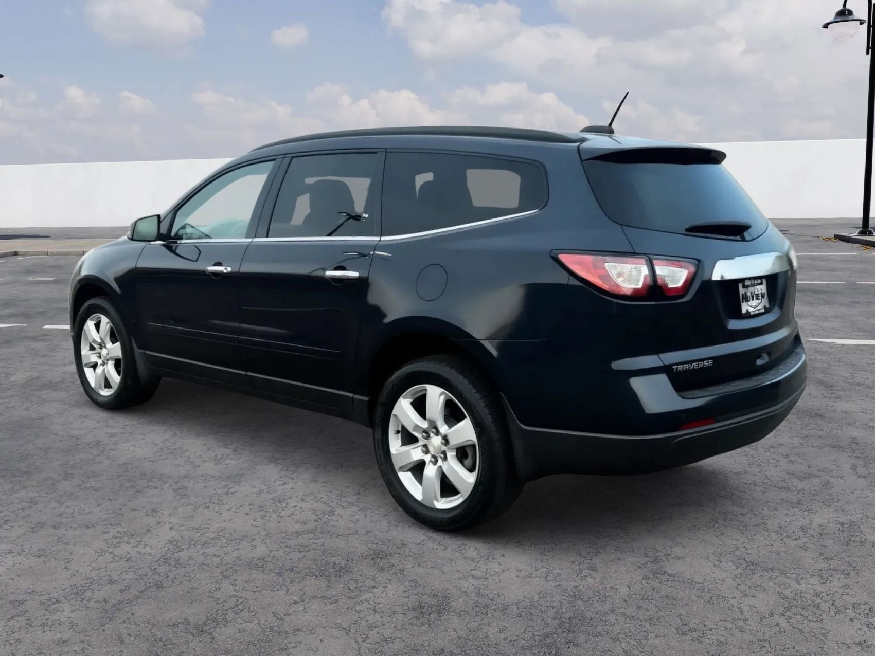 Used 2017 Chevrolet Traverse LT w/ Style and Technology Package image 3