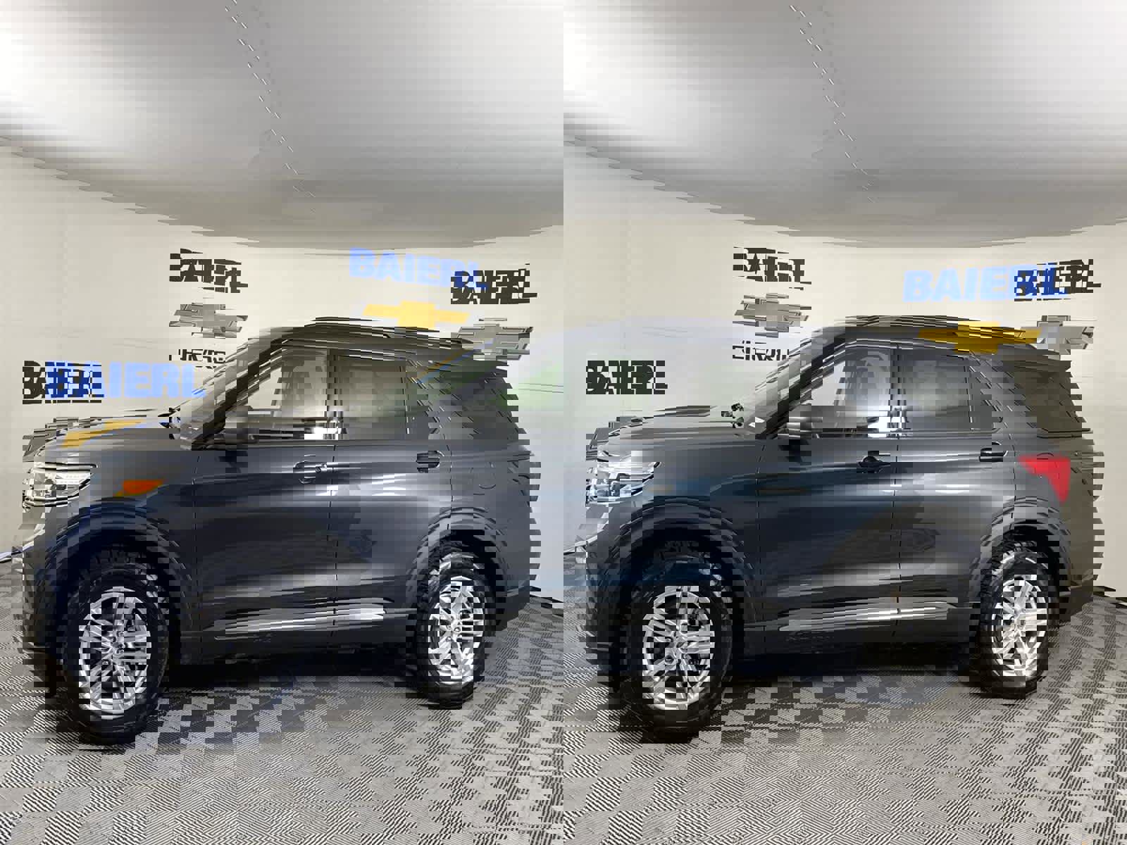 Used 2022 Ford Explorer XLT w/ Equipment Group 202A image 2