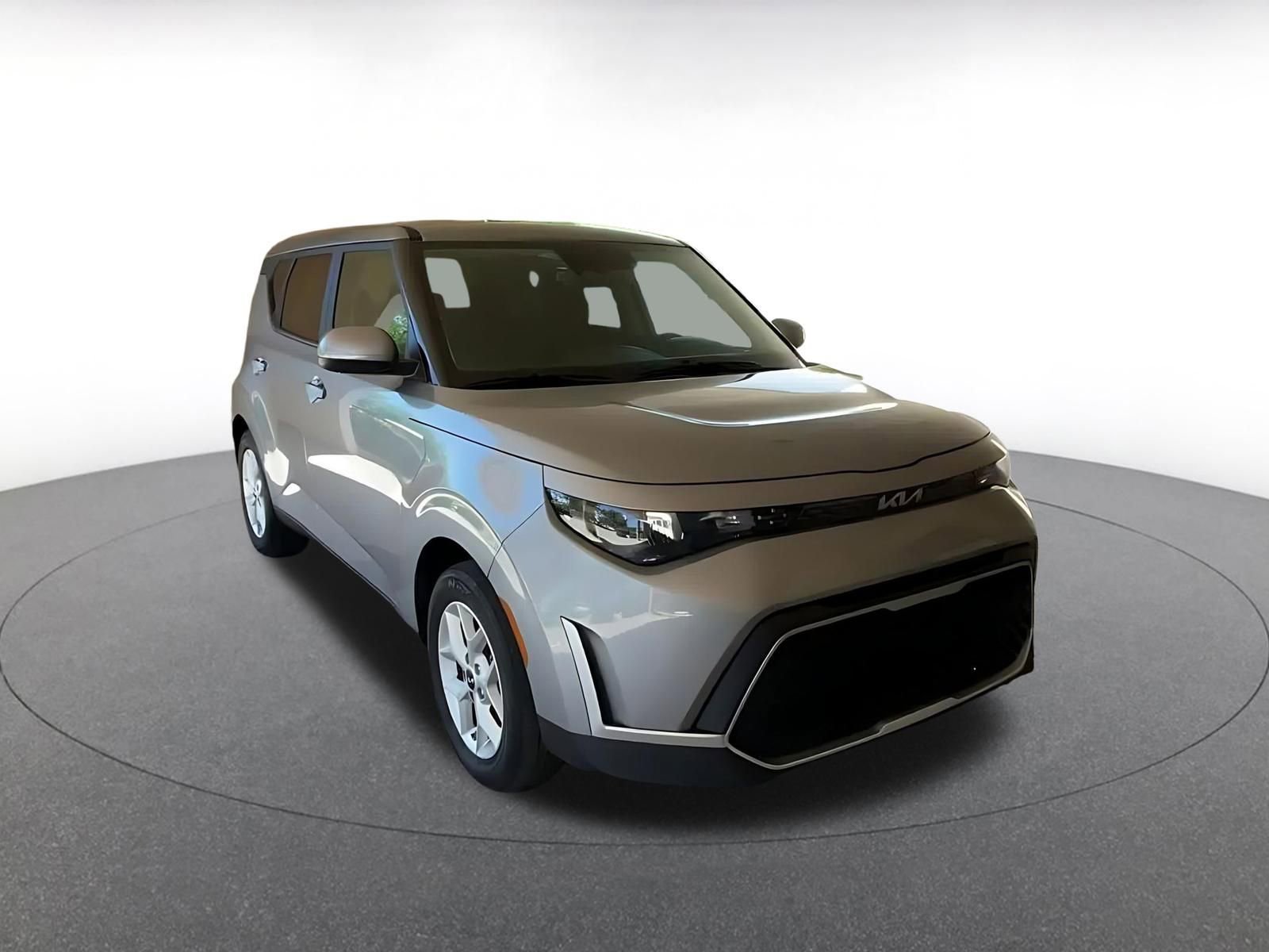 Used 2025 Kia Soul LX w/ LX Technology Package FWD image 3