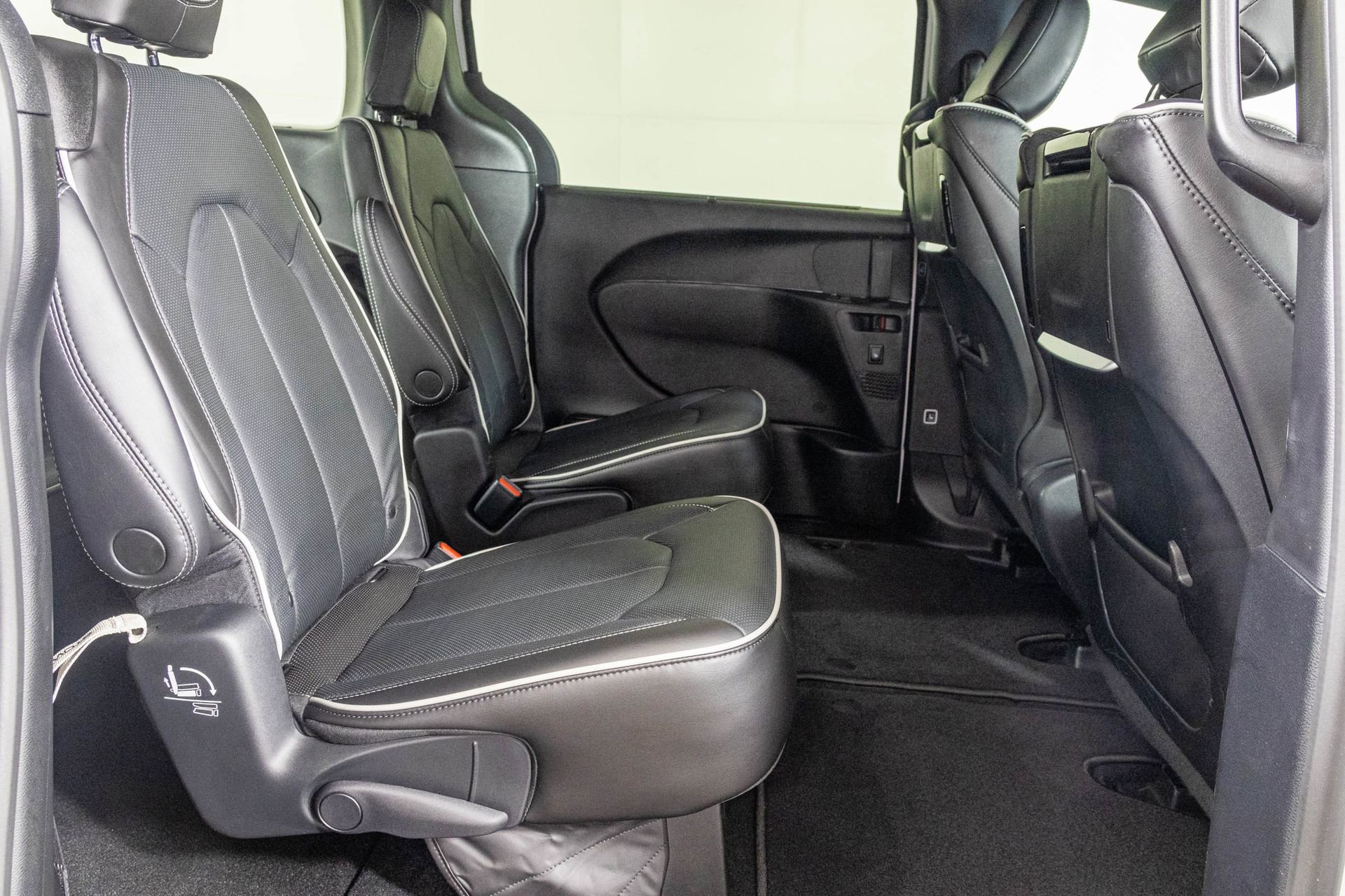 Used 2023 Chrysler Pacifica Limited w/ Uconnect Theater Family Group image 48