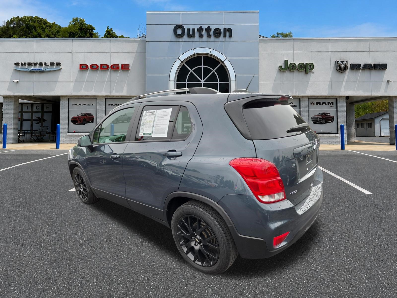 Used 2022 Chevrolet Trax LT w/ Sport Edition FWD image 6