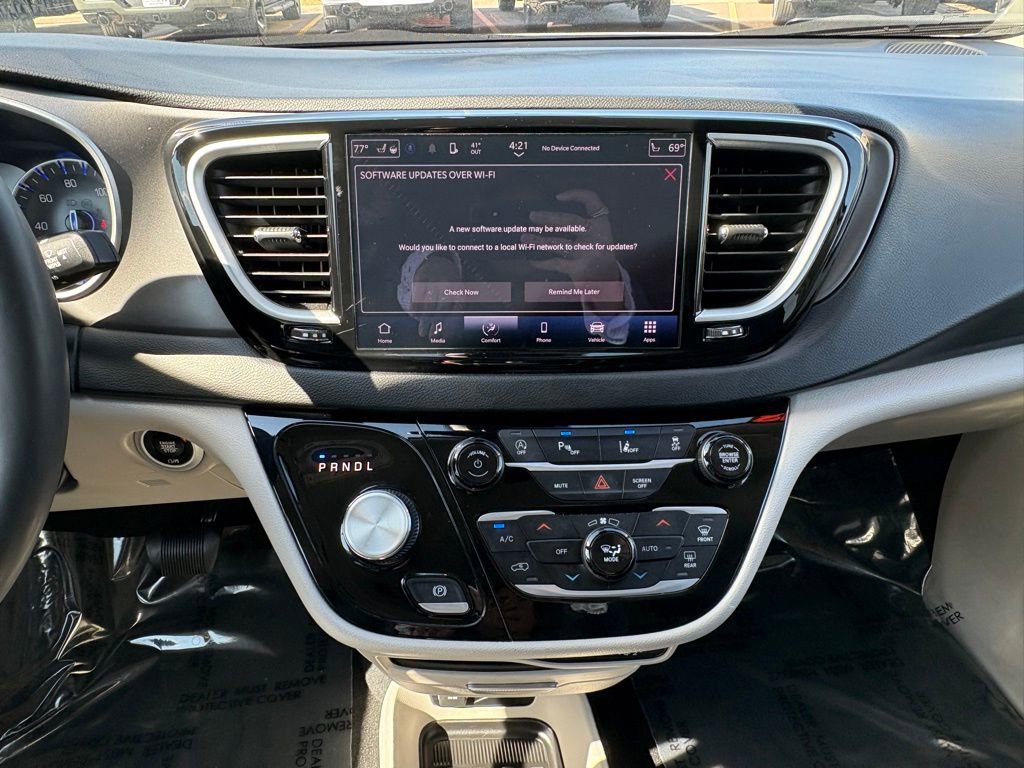 Certified 2023 Chrysler Pacifica Touring-L FWD image 26