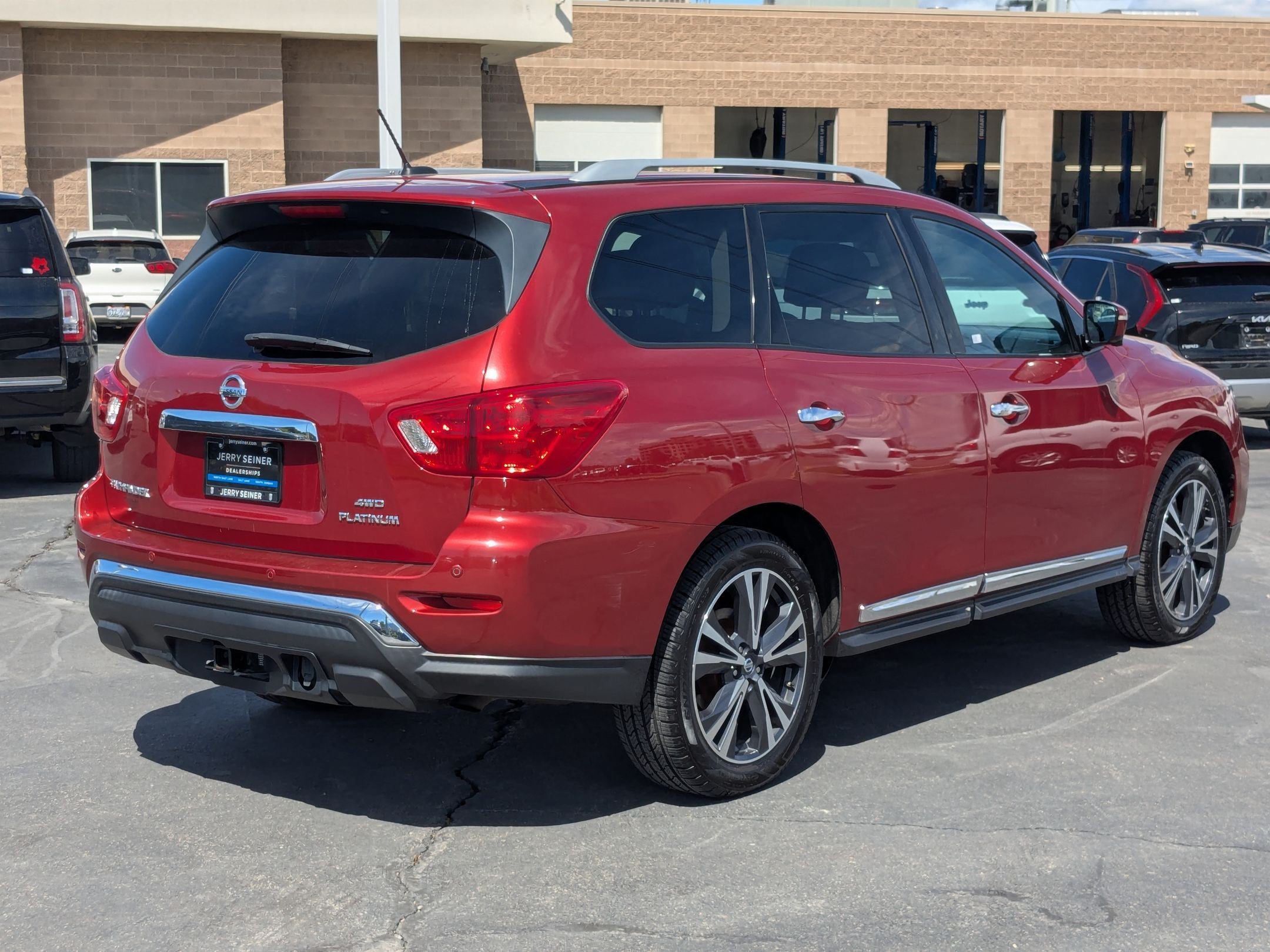 Used 2017 Nissan Pathfinder Platinum w/ Family Entertainment Package AWD/4WD image 5
