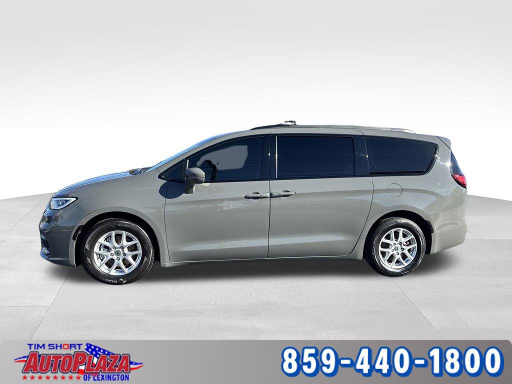 Used 2022 Chrysler Pacifica Touring-L FWD image 2