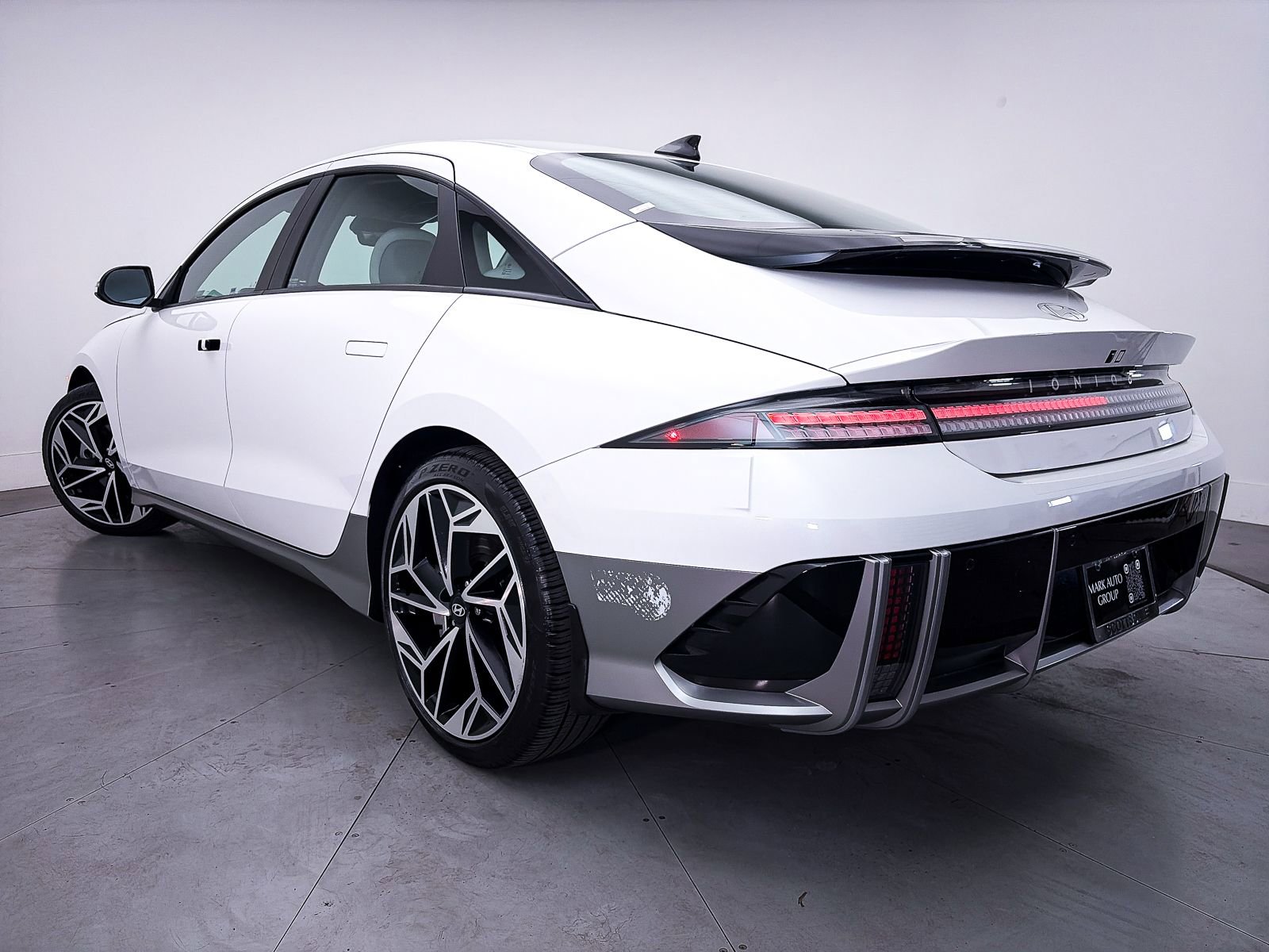 Used 2023 Hyundai Ioniq 6 SEL RWD image 2