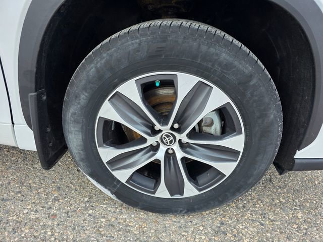 Used 2022 Toyota Highlander XLE image 6