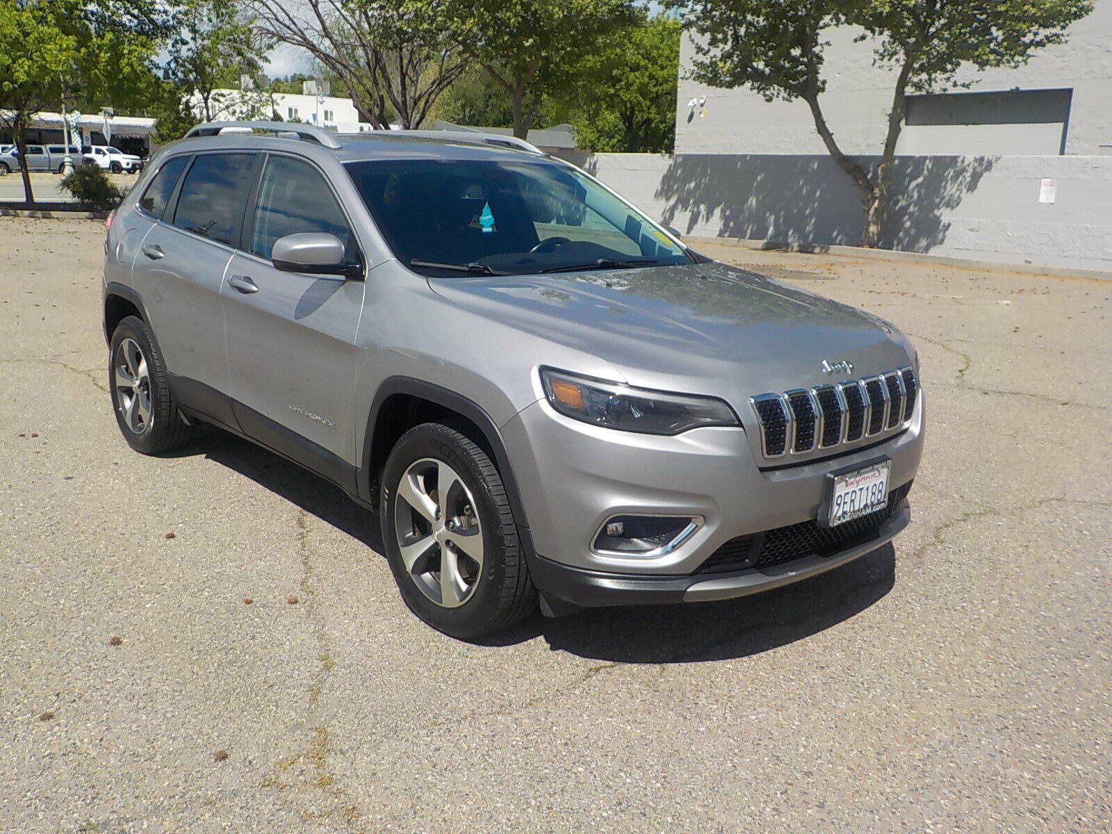 Used 2020 Jeep Cherokee Limited AWD/4WD image 2