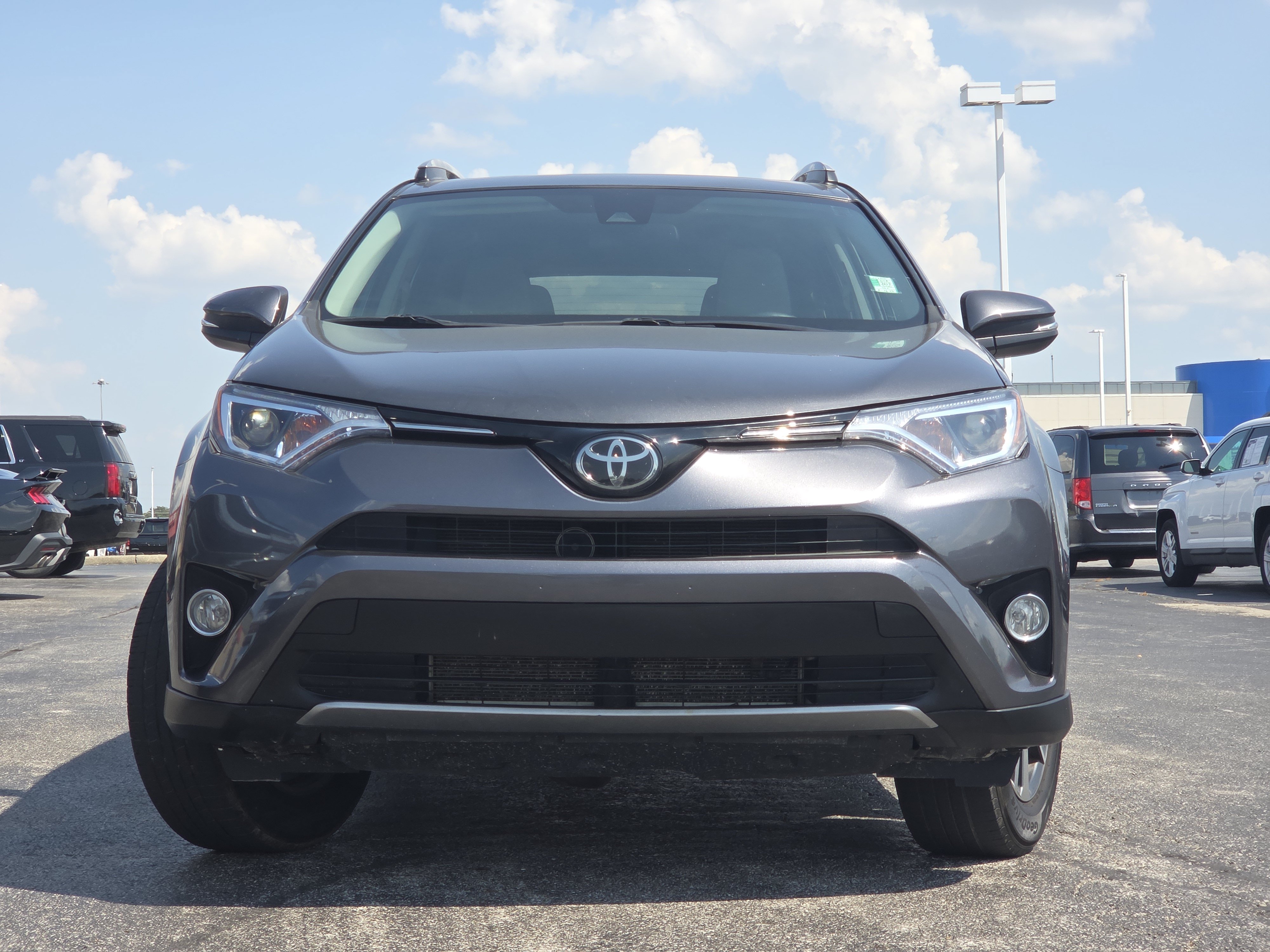 Used 2018 Toyota RAV4 XLE AWD/4WD image 4