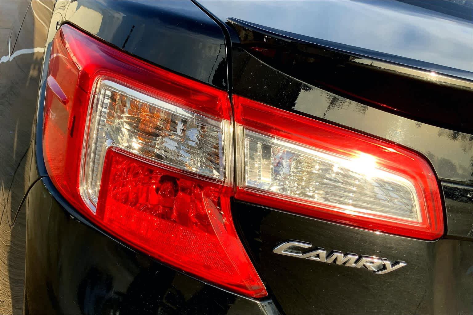 Used 2014 Toyota Camry SE FWD image 27