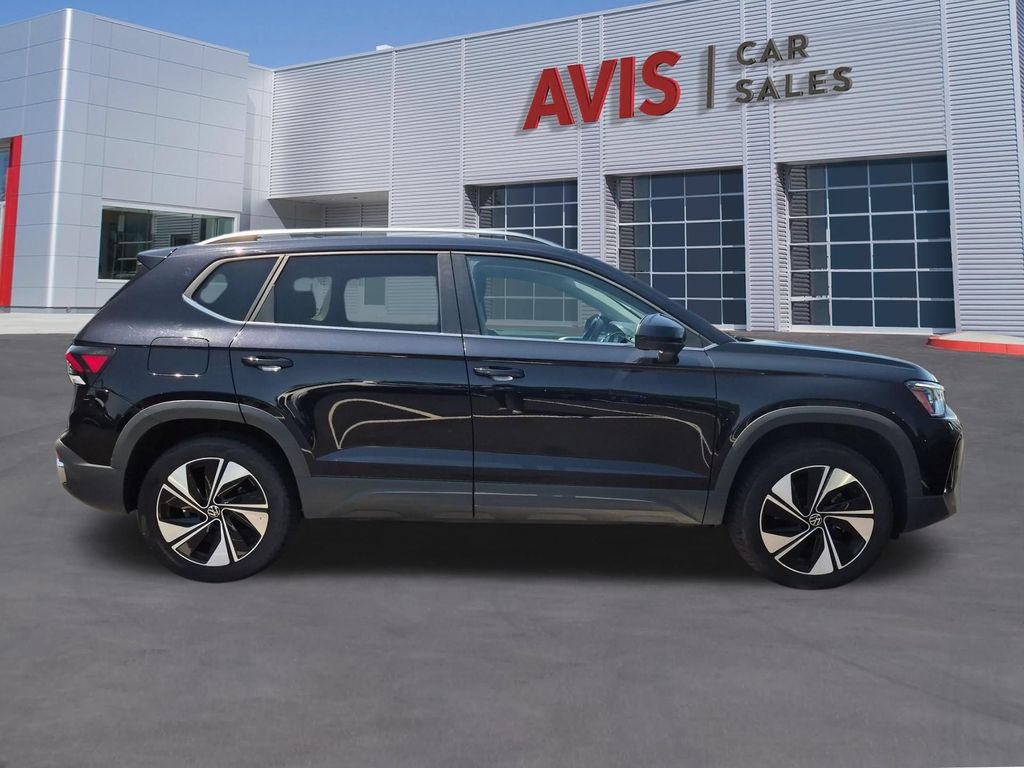 Used 2025 Volkswagen Taos SE AWD/4WD image 5