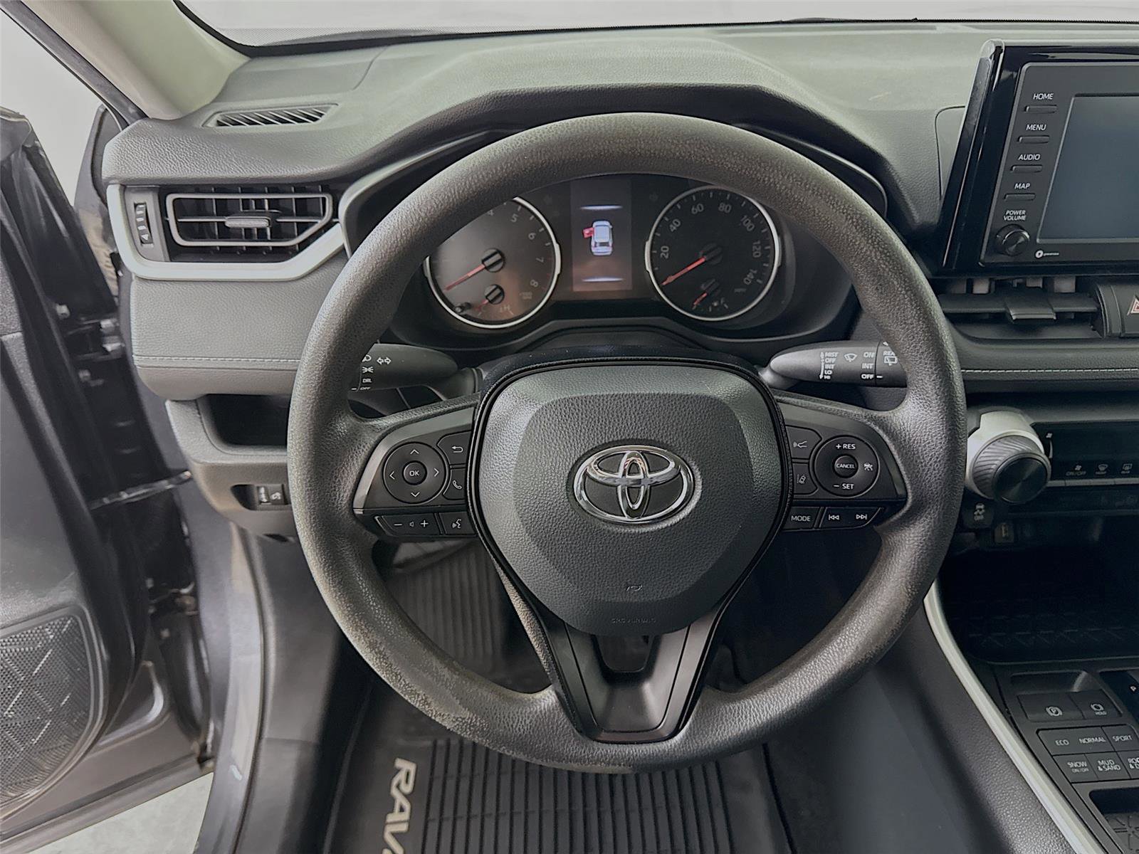 Used 2021 Toyota RAV4 LE image 17