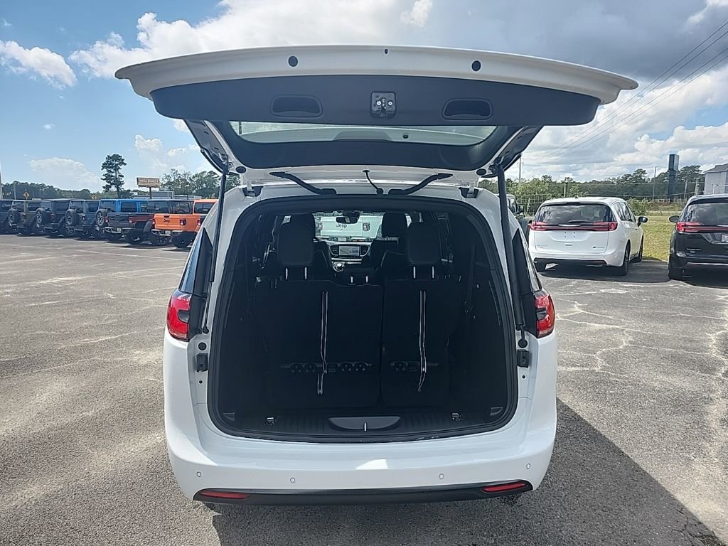 New 2026 Chrysler Pacifica Limited image 16