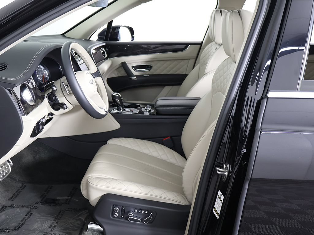 Used 2020 Bentley Bentayga Plug-In Hybrid AWD/4WD image 38