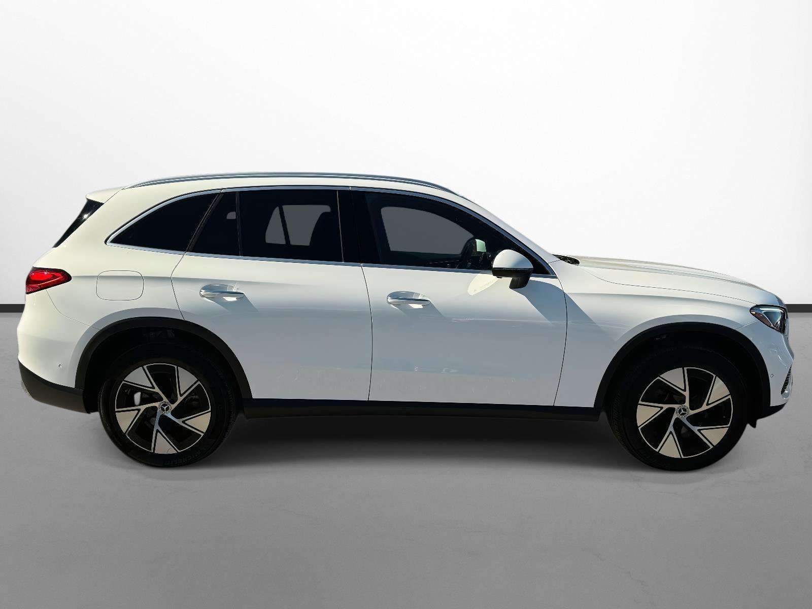 Used 2024 Mercedes-Benz GLC 300 4MATIC image 2