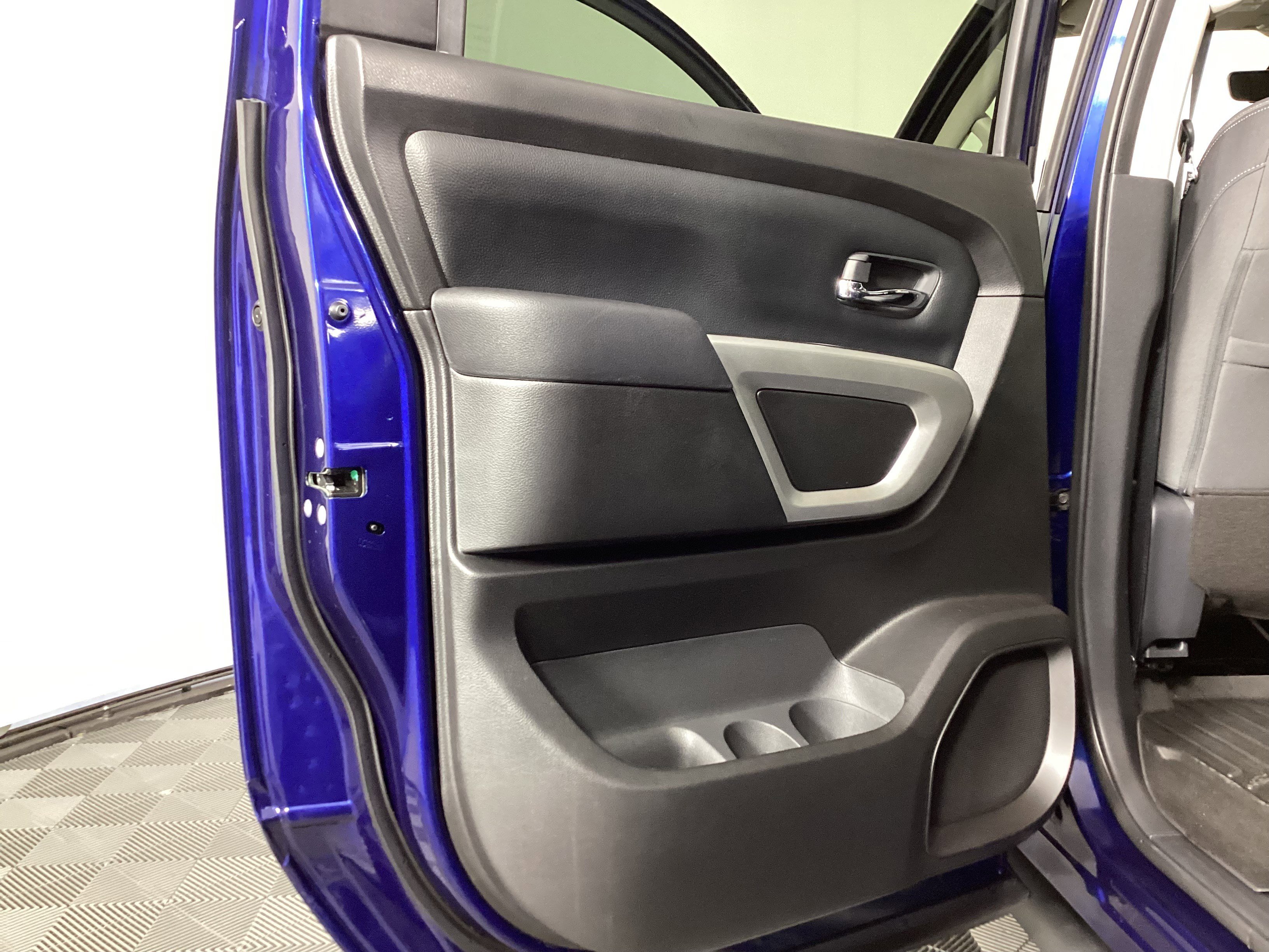 Used 2024 Nissan Titan SV w/ SV Convenience Package image 28