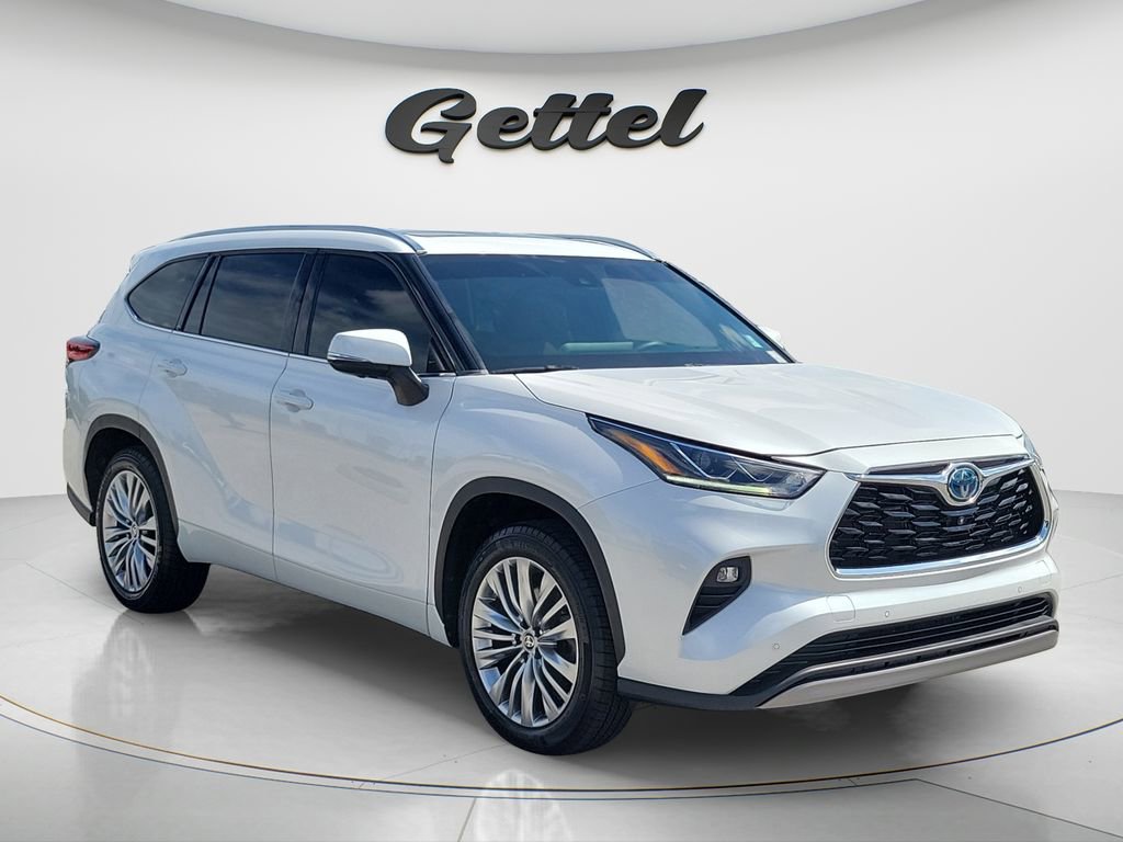 Used 2023 Toyota Highlander Platinum FWD image 3