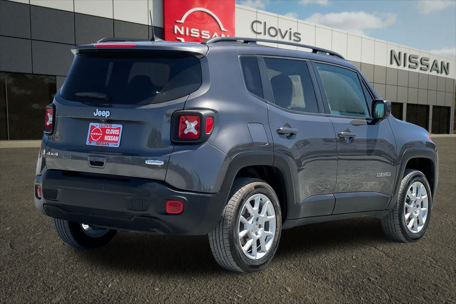 Used 2020 Jeep Renegade Latitude w/ UConnect 8.4 Nav Group AWD/4WD image 3