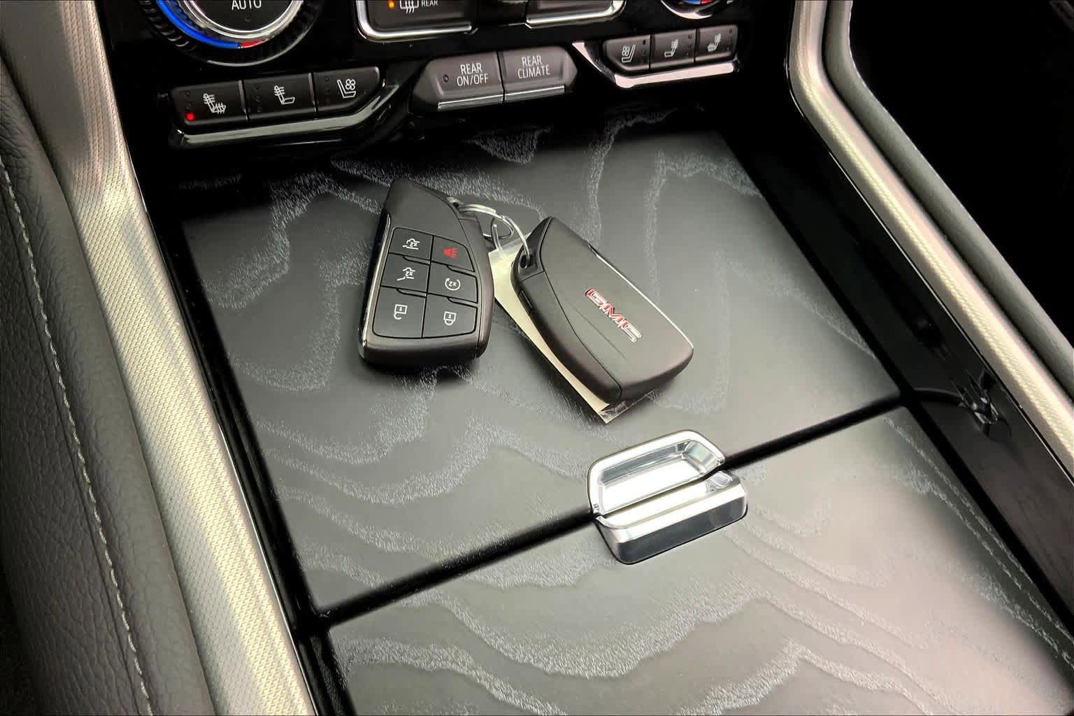 Used 2024 GMC Yukon XL Denali w/ Advanced Technology Package AWD/4WD image 13