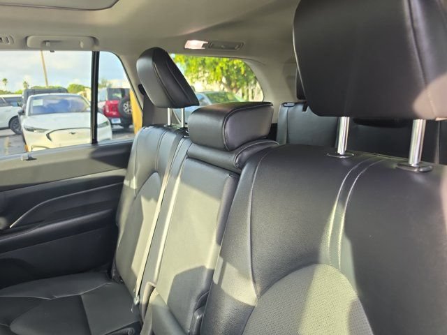 Used 2024 Toyota Grand Highlander AWD image 17